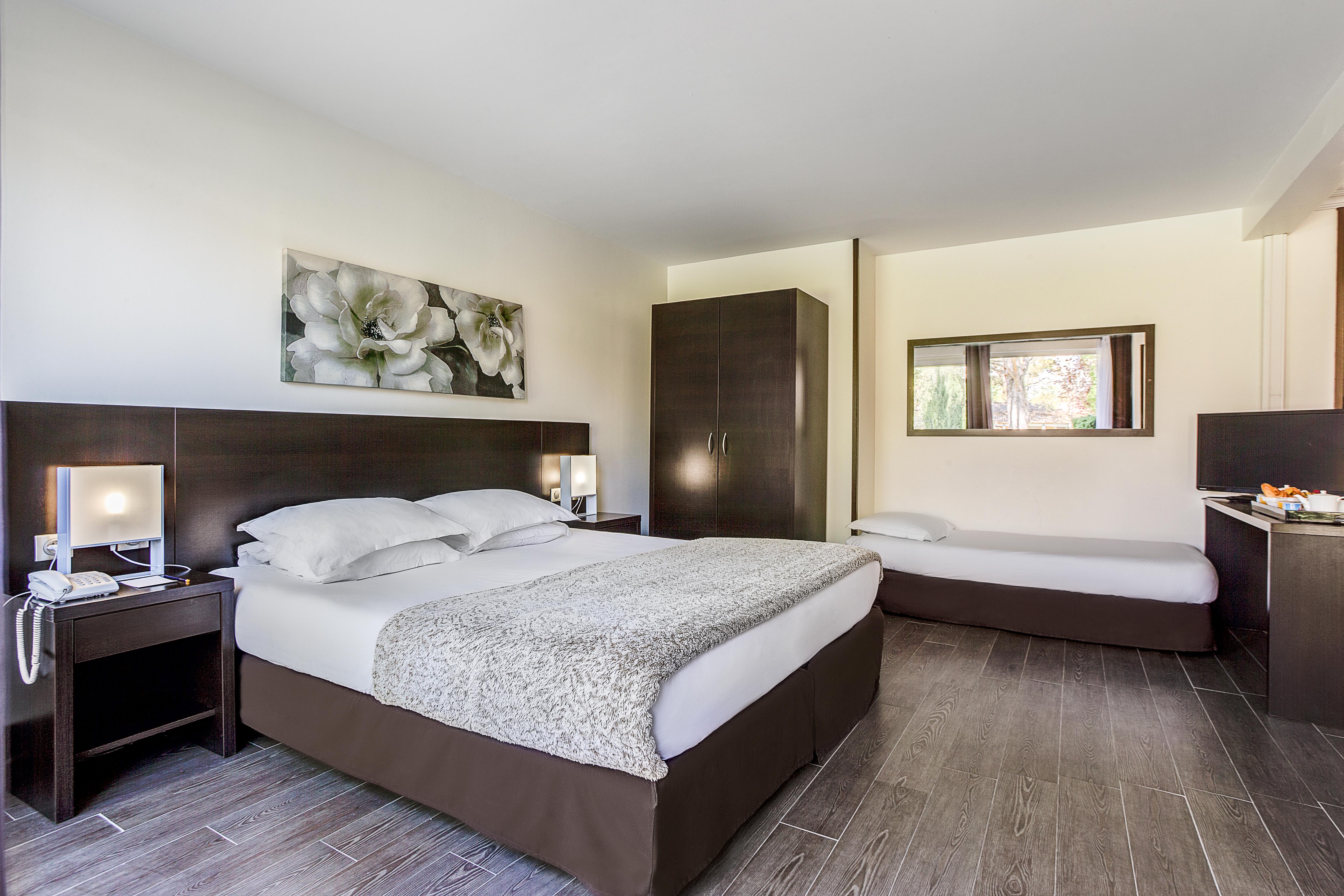 Sowell Hotels Domaine De La Petite Isle Л'Иль-сюр-ла-Сорг Экстерьер фото