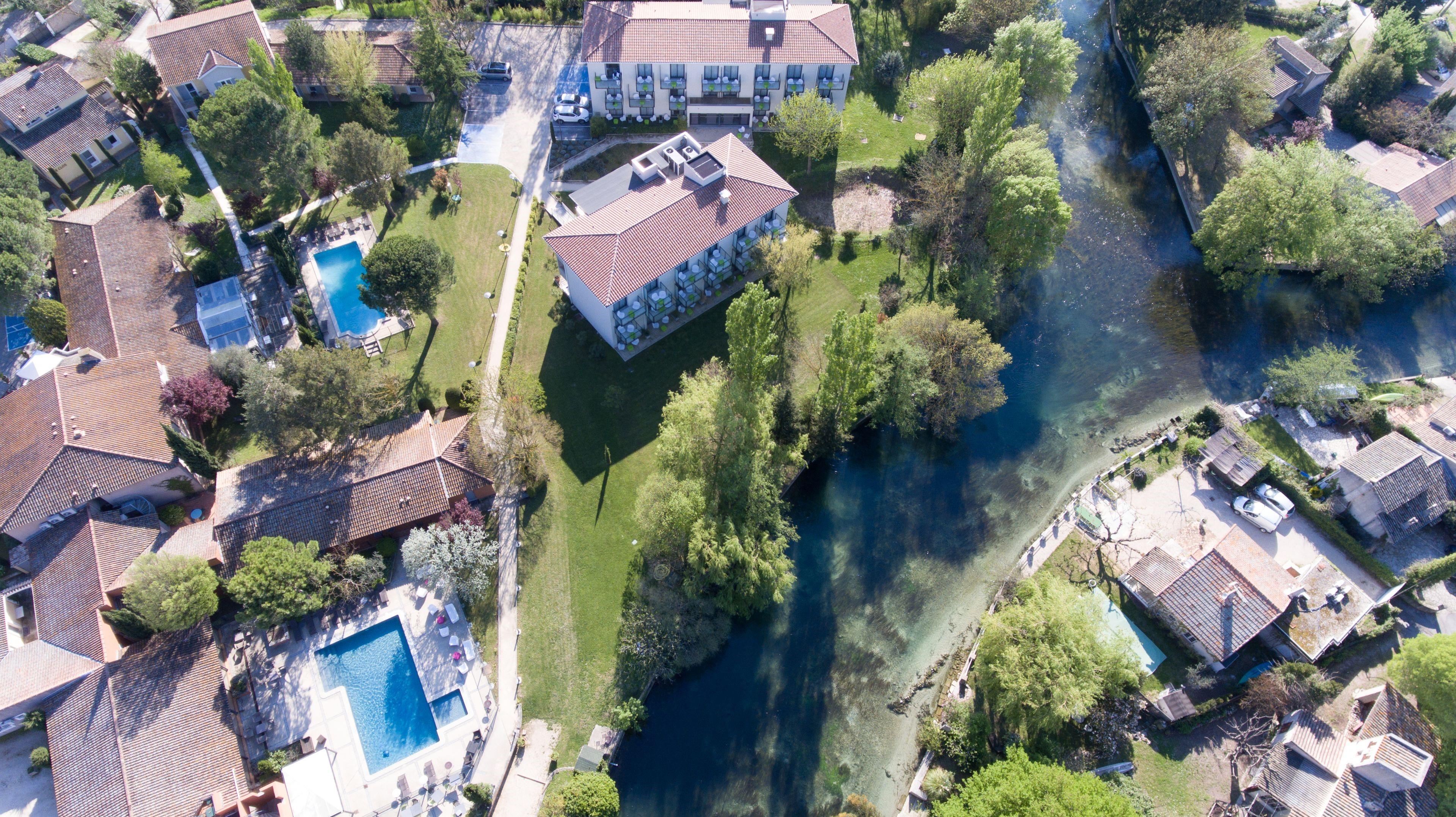 Sowell Hotels Domaine De La Petite Isle Л'Иль-сюр-ла-Сорг Экстерьер фото