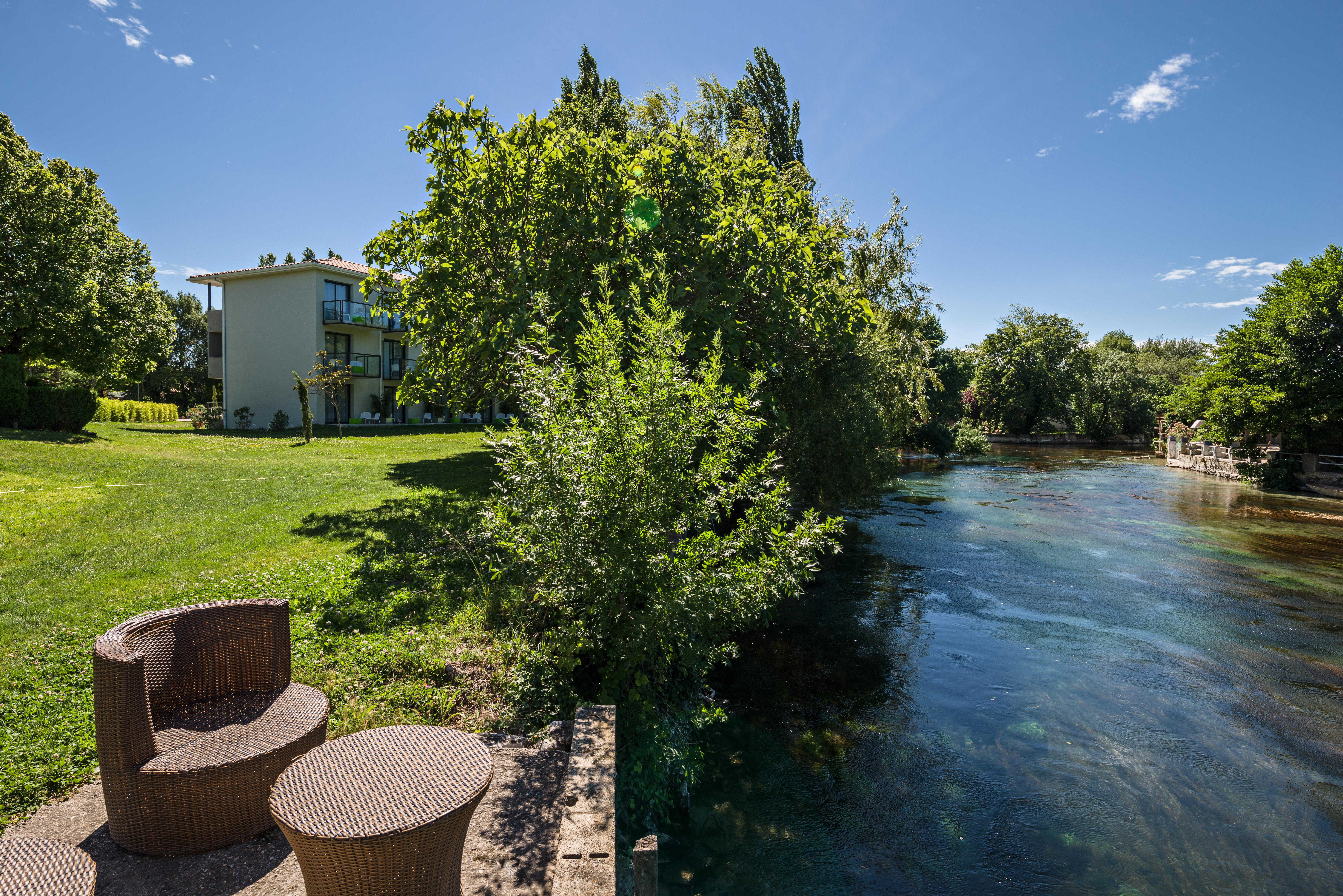 Sowell Hotels Domaine De La Petite Isle Л'Иль-сюр-ла-Сорг Экстерьер фото